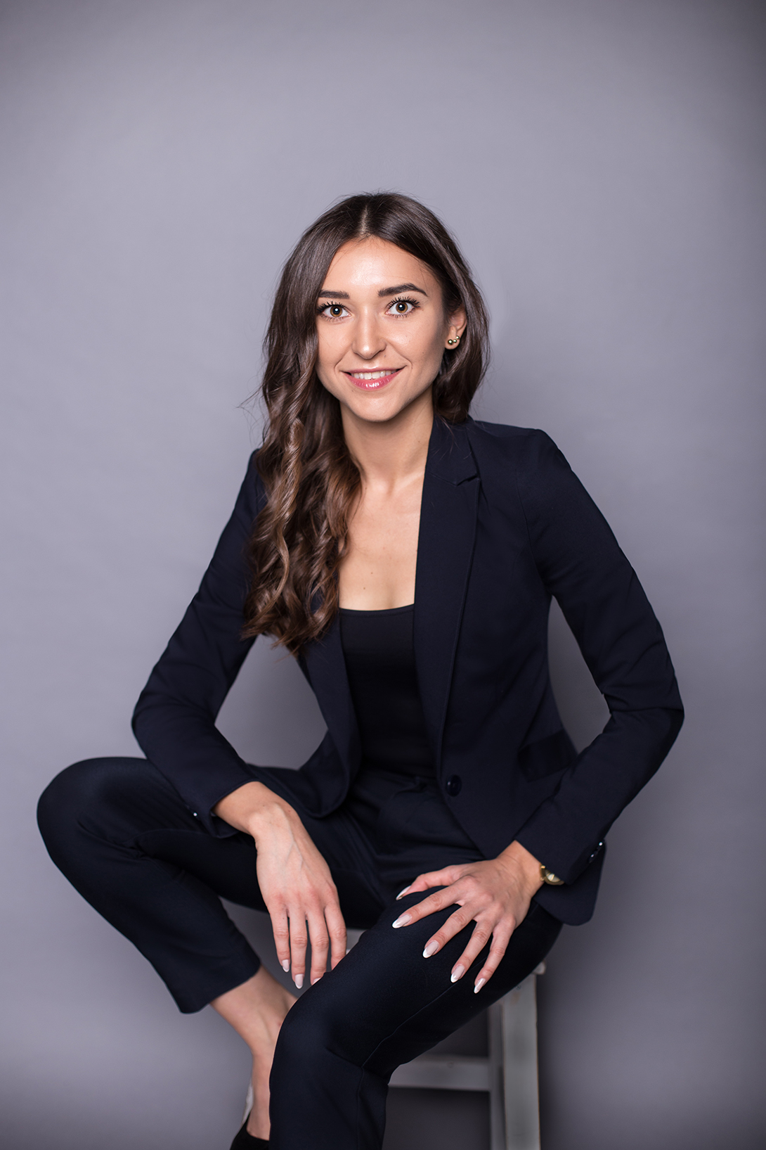 Portret kobiety w granatowym żakiecie