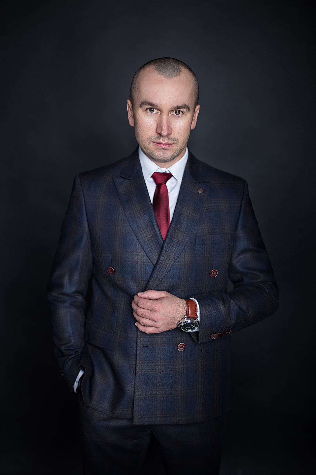 Portret biznesowy mężczyzny w garniturze