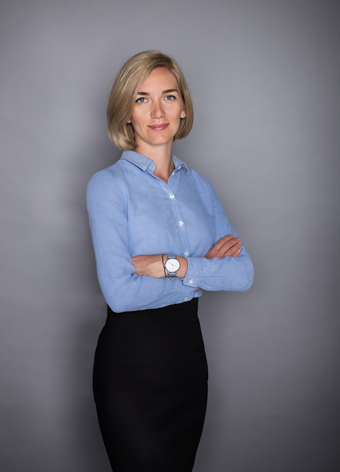 Portret biznesowy kobiety w błękitnej koszuli