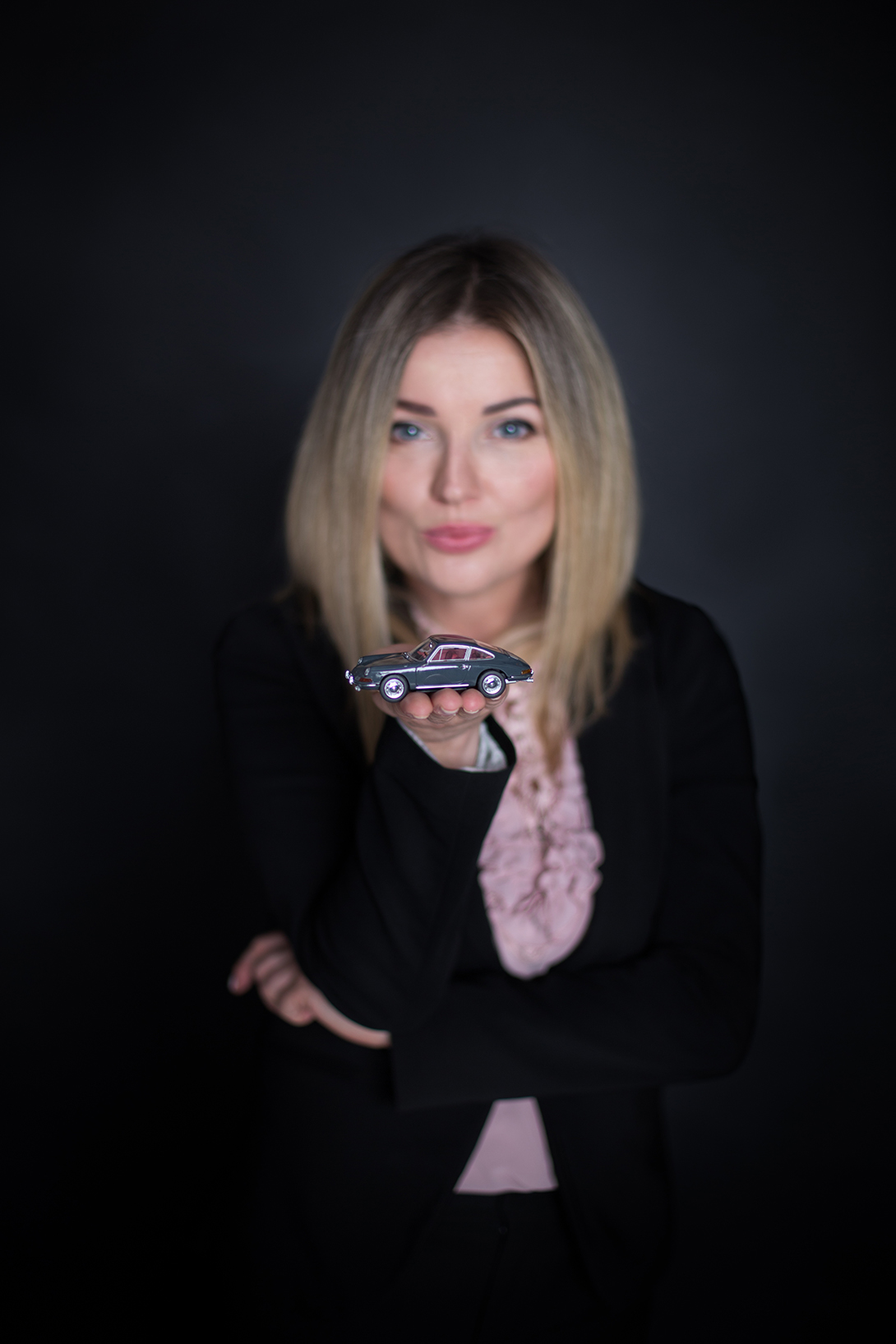 Portret wizerunkowy kobiety w czerni