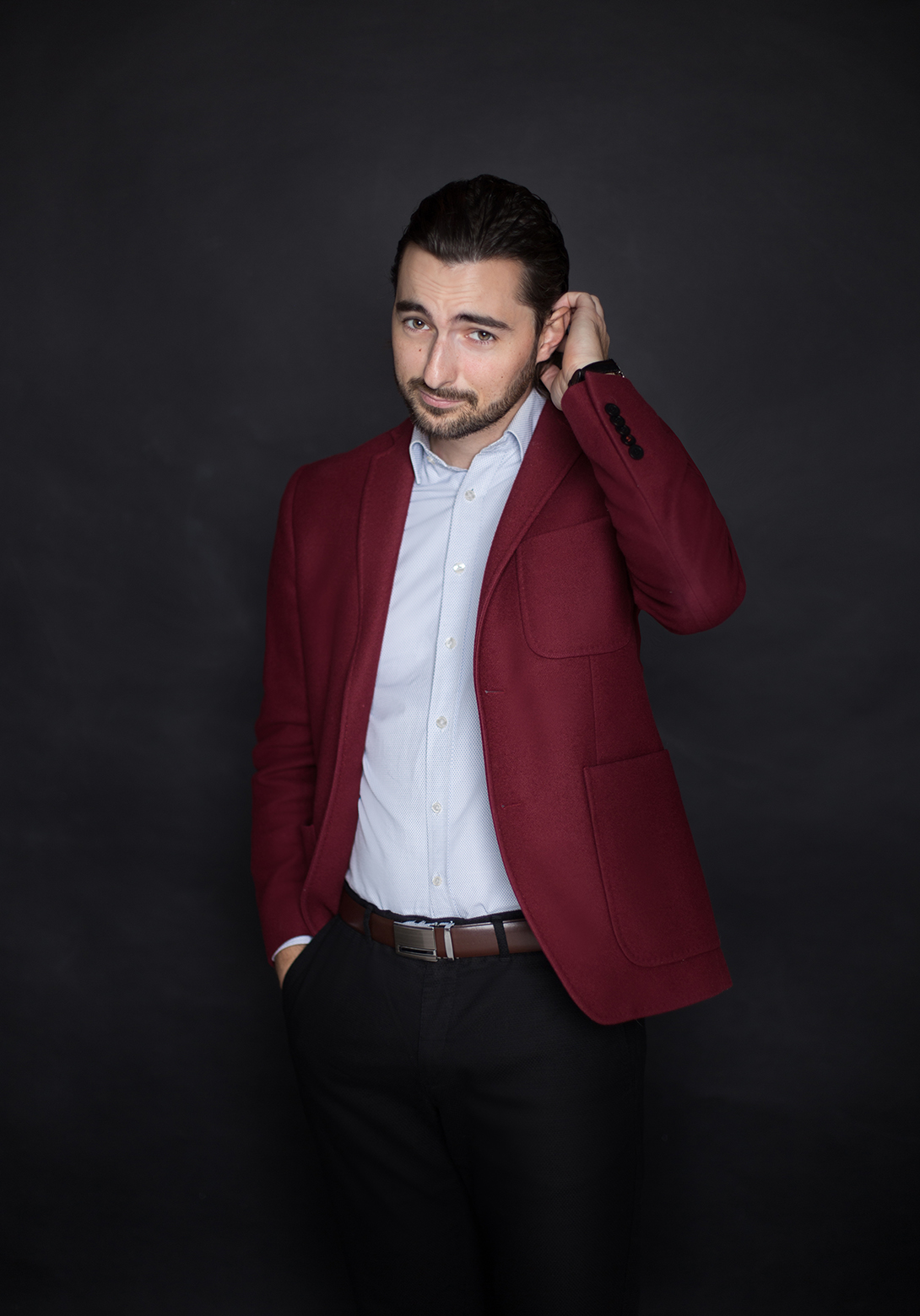 Portret biznesowy mężczyzny w bordowej marynarce